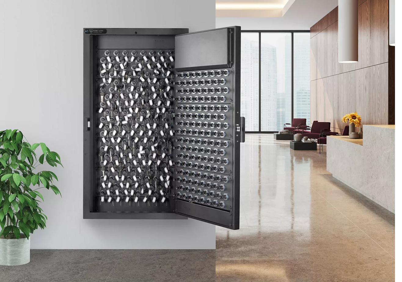 KEYper MX Schlüsselschrank an einer Bürowand montiert mit geöffneter Tür